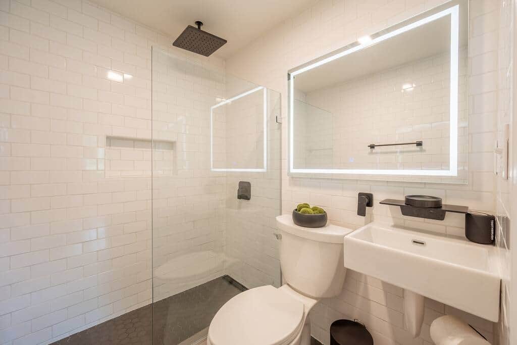 Modern Full Bathroom