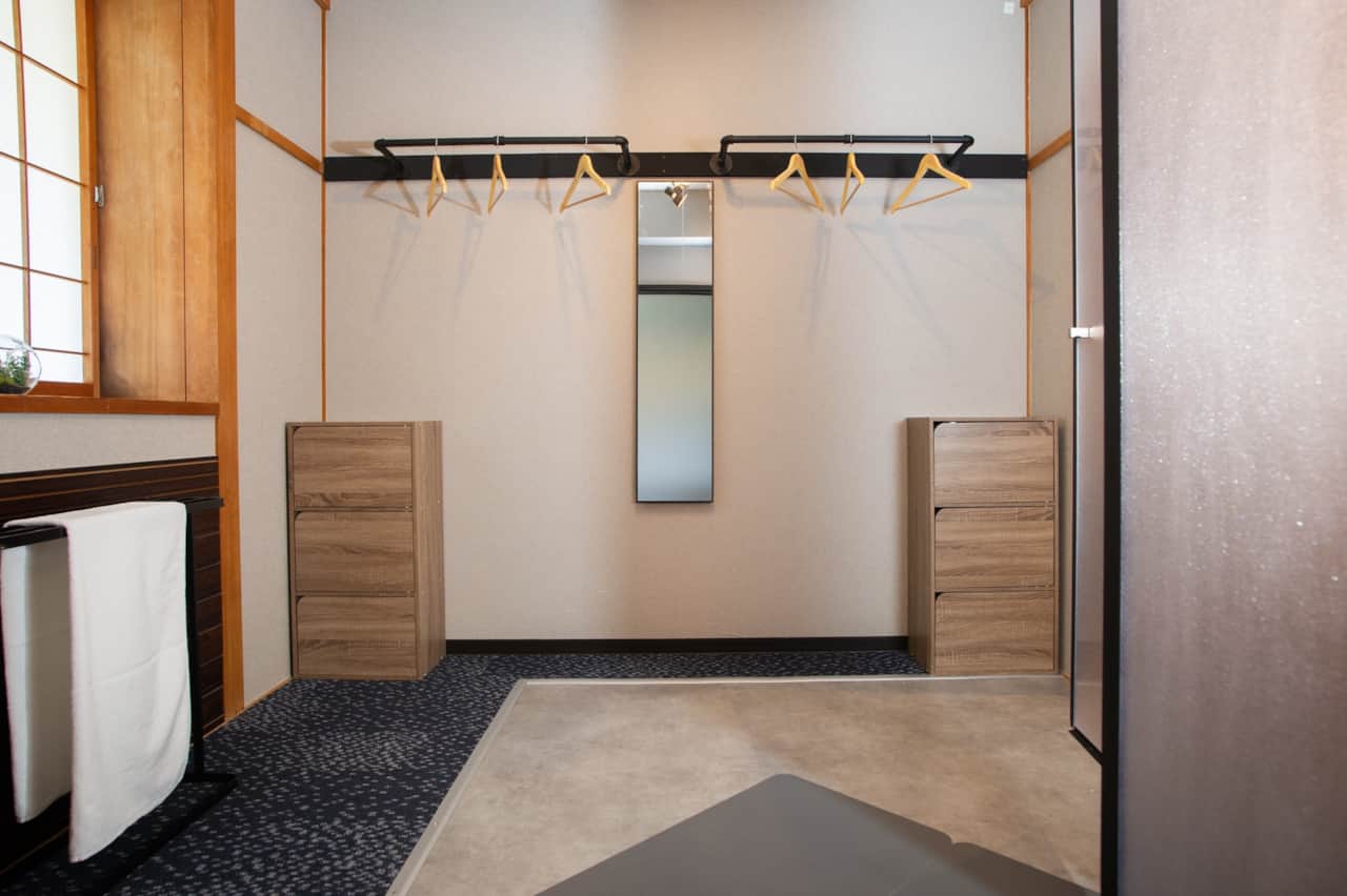 101 - Closet & Shower Area