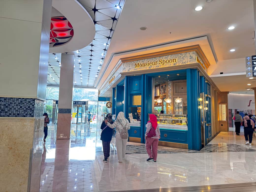 Breakfast? Just a step away from all the famous cafes.