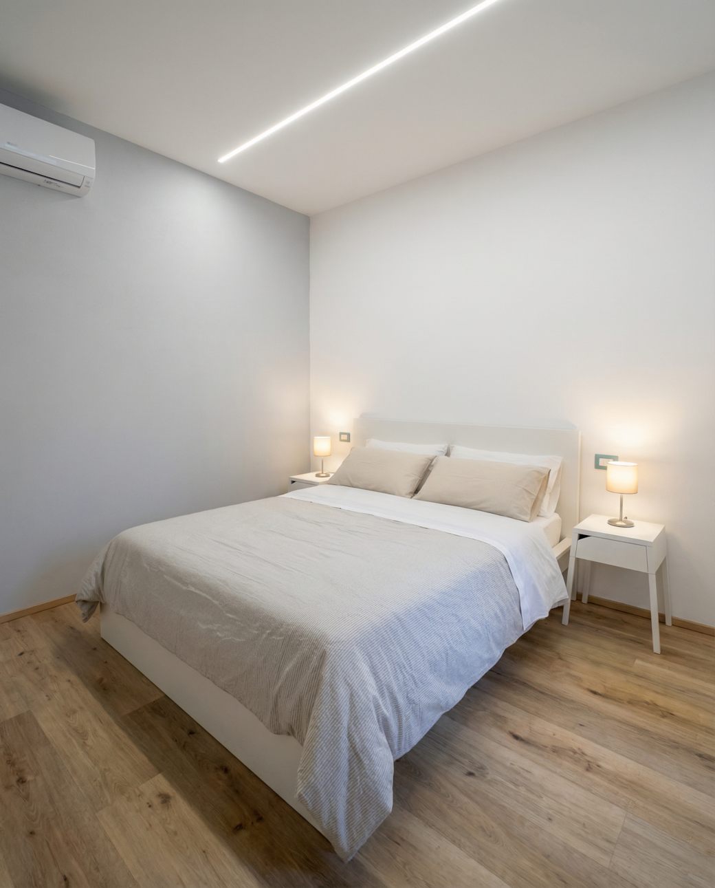 elegant bedroom with en-suite bathroom in Ortigia 3