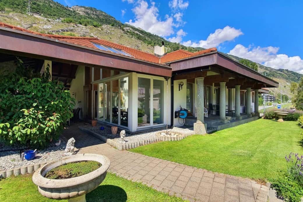 Veranda mit Hängesessel und Bistrotisch