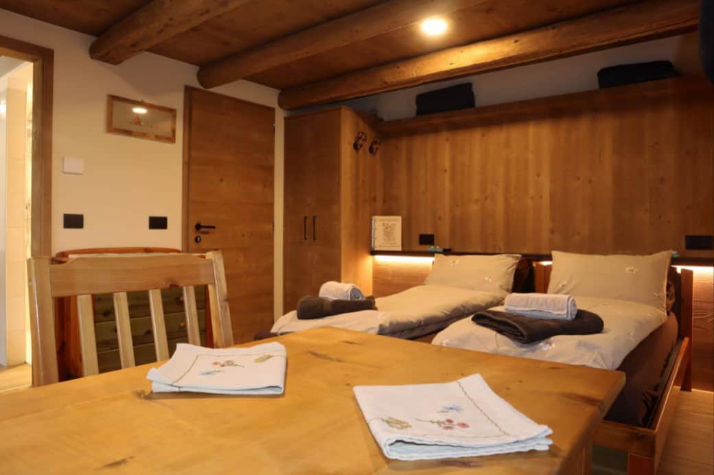 Tavolo, letto e porta d'entrata