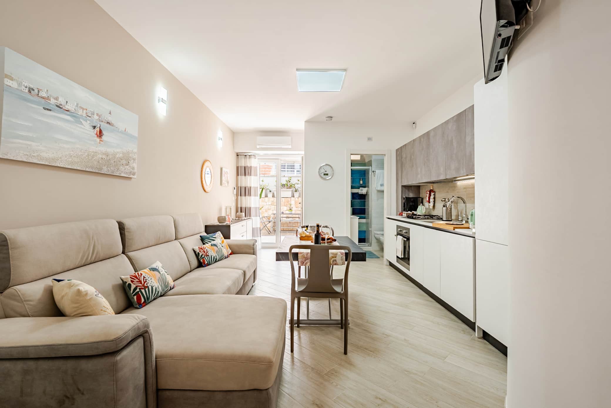 https://l.icdbcdn.com/oh/19d02a87-a03f-46dd-b483-89376348dd9c.jpg?w=2080-1