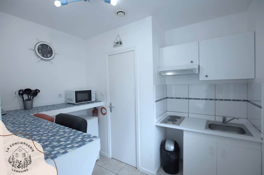 PORTE QUI DONNE SUR LA SALLE DE DOUCHE