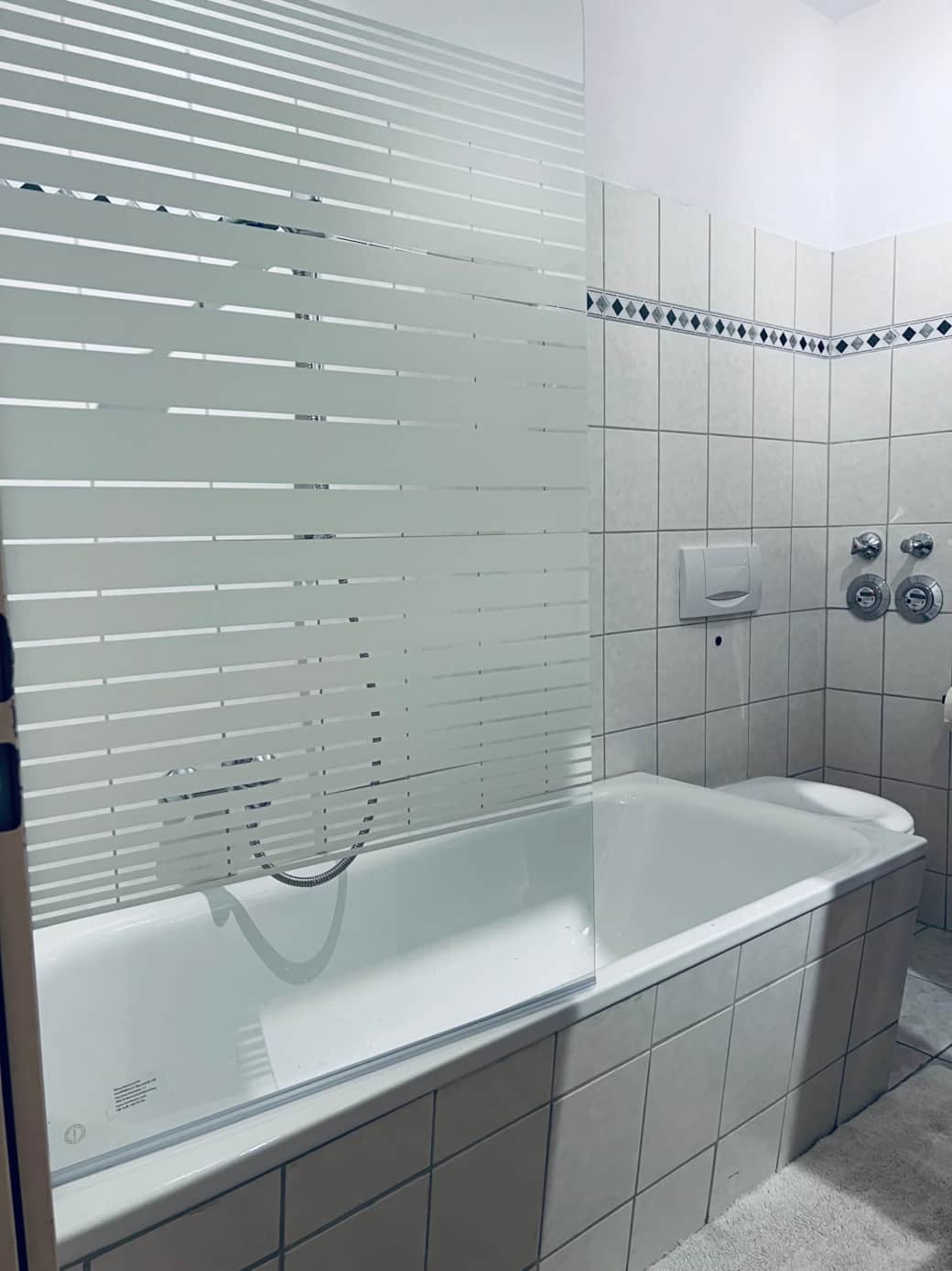 Bad mit Badewanne/ Dusche 