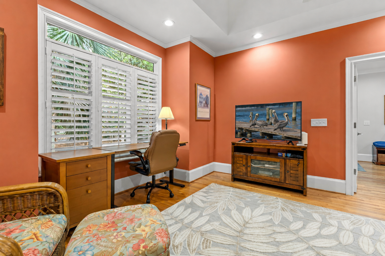 Dedicated workspace with Smart TV