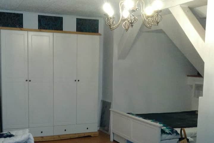 King size Bett im großzügigem Wohn-Schlafzimmer