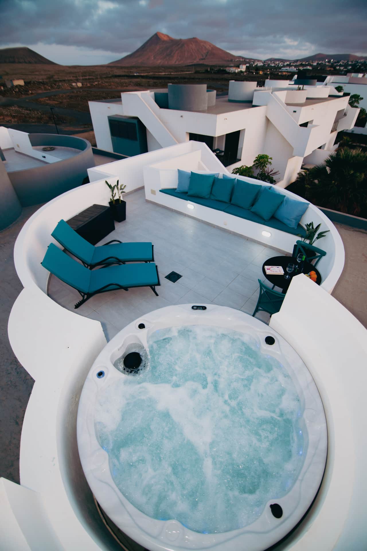 Azotea privada con jacuzzi de gama alta, tumbonas y vistas al mar, ático wellness Fuerteventura