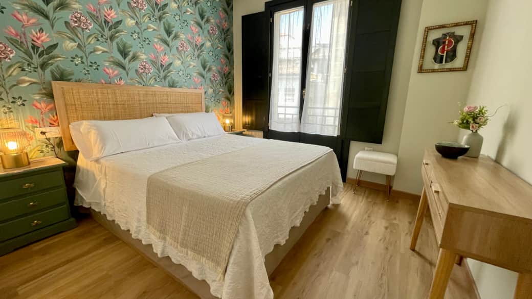 Acogedor dormitorio con cama de 150 cm