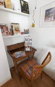 Schreibplatz mit Kunstbüchern — Wohnen in der Galerie