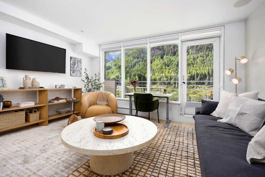 Fresh and updated with KILLER mountain views!