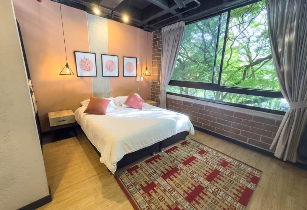 Hospedaje en Medellín con amplio dormitorio
