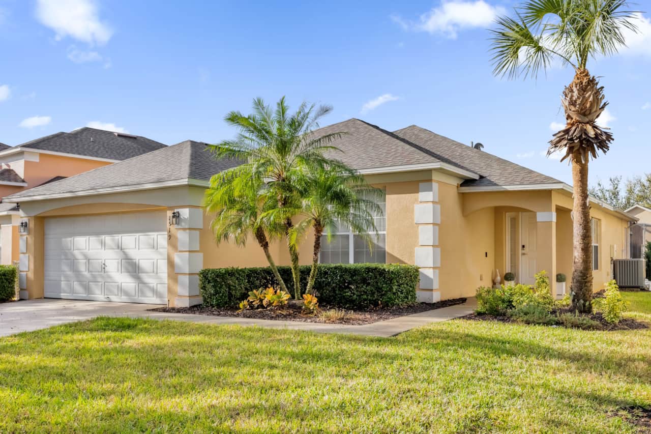 01-8519 Sunrise Key Dr - Front