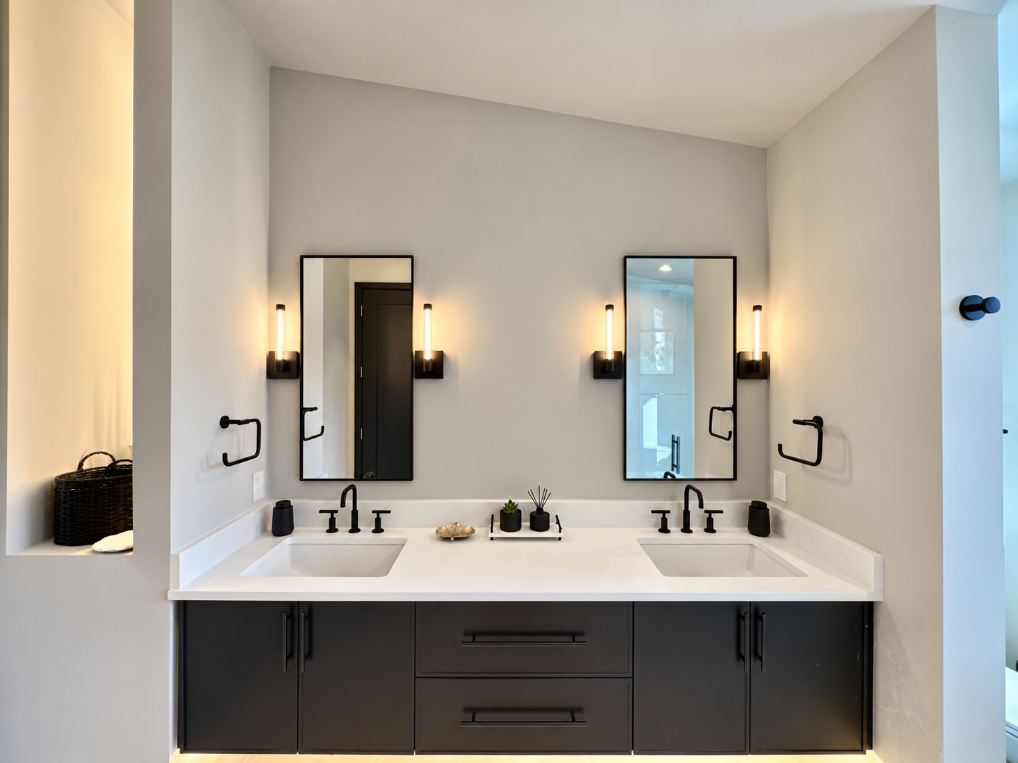 Double vanity in the third bedroom en suite.