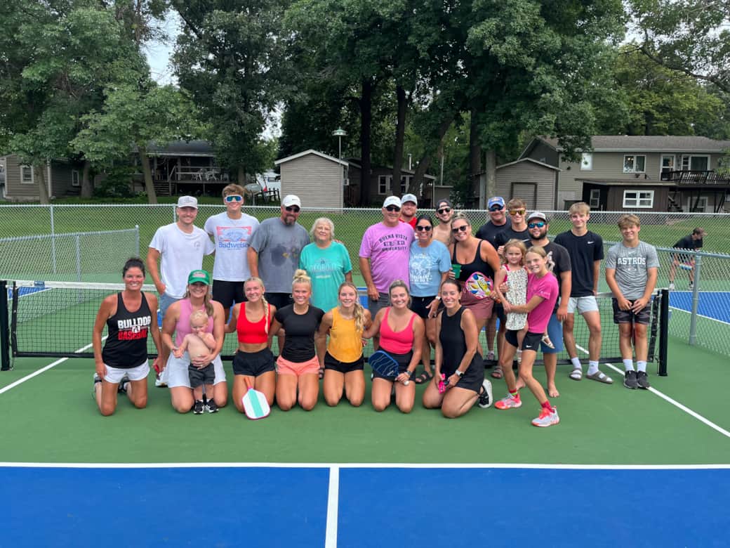 Pickleball courts within walking distance 