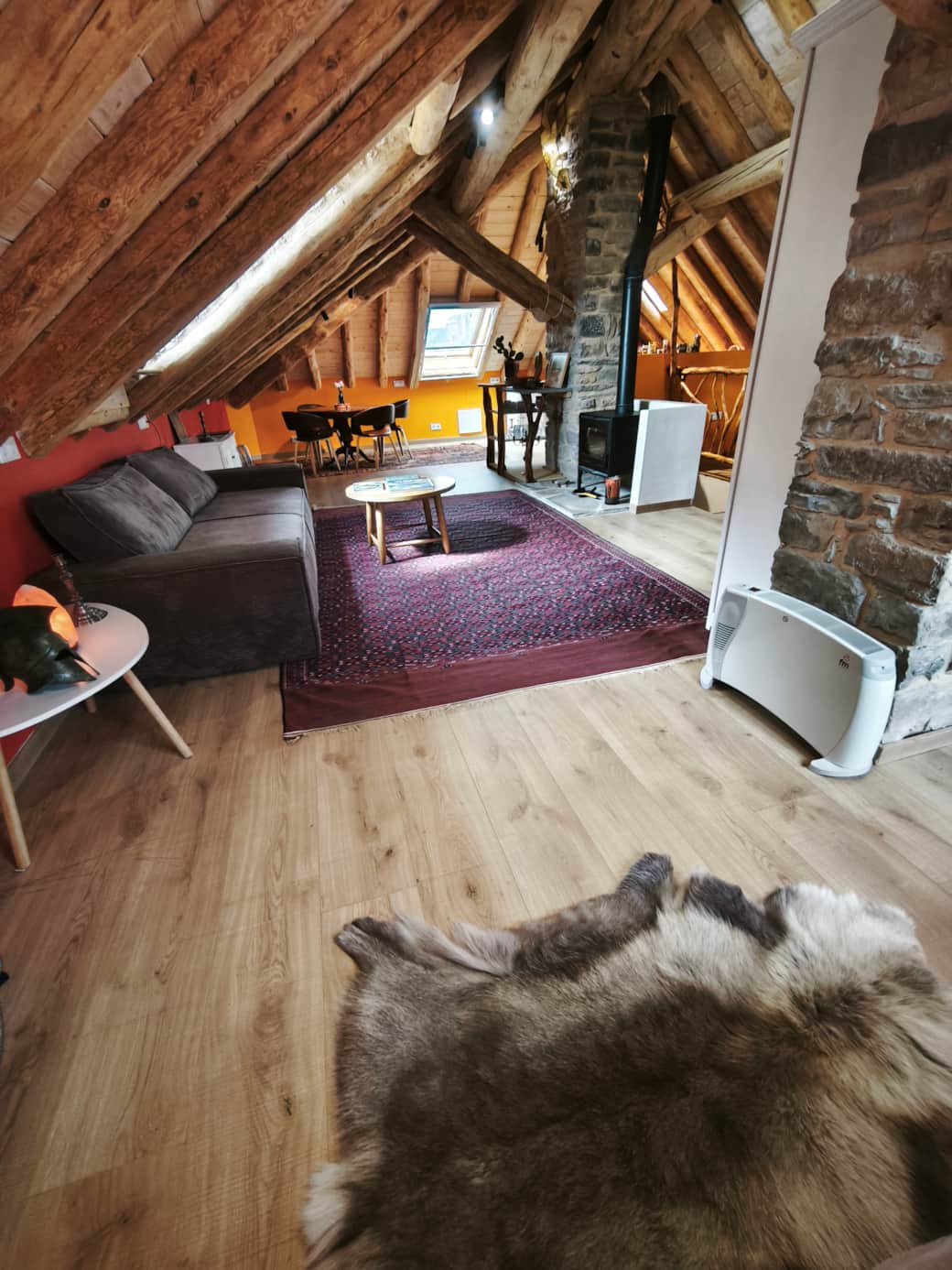 Sittinhg area with wood stove