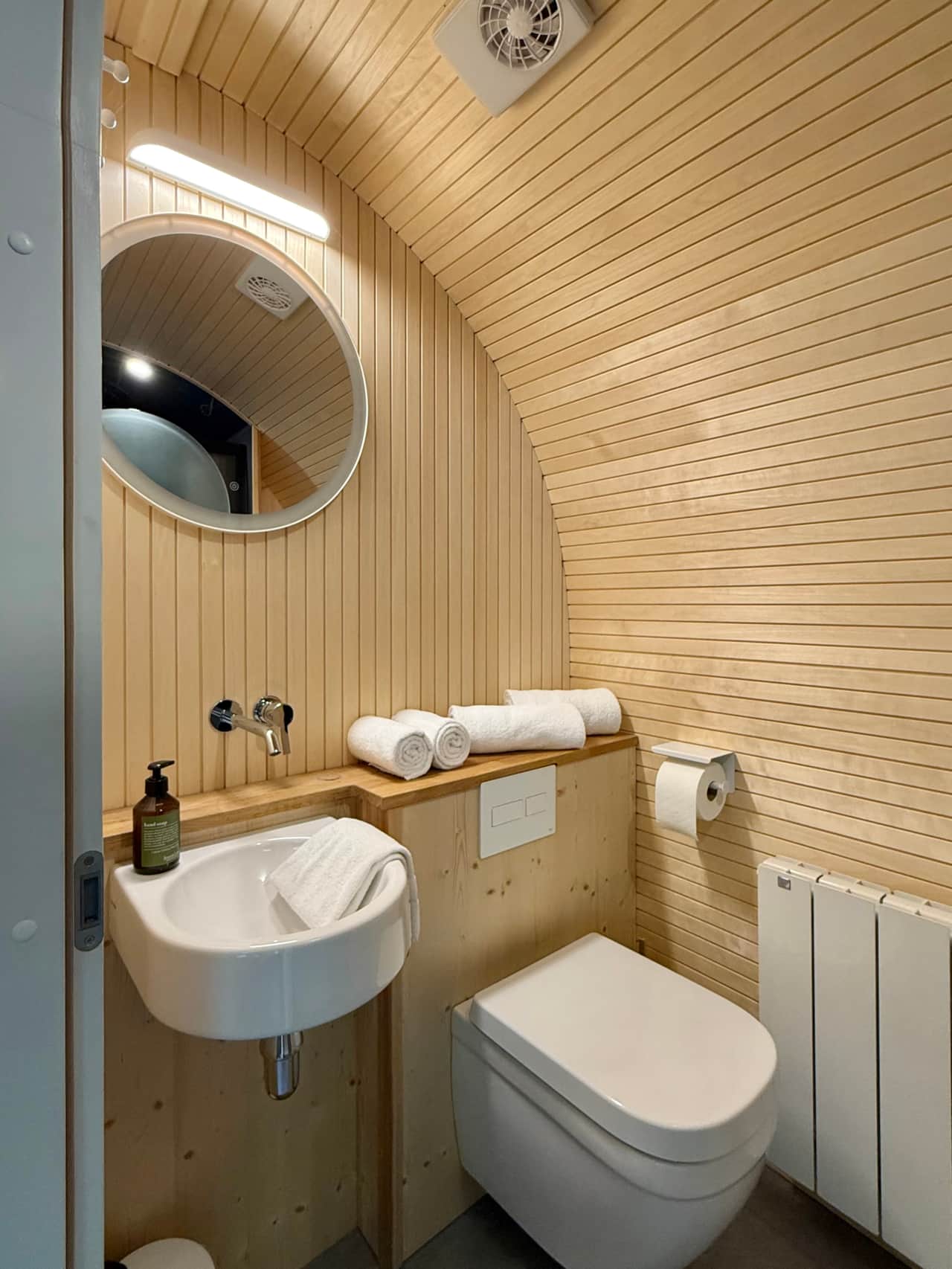 Auch ein Tiny Haus braucht ein richtiges Bad. So kann der Tag enden – oder beginnen!