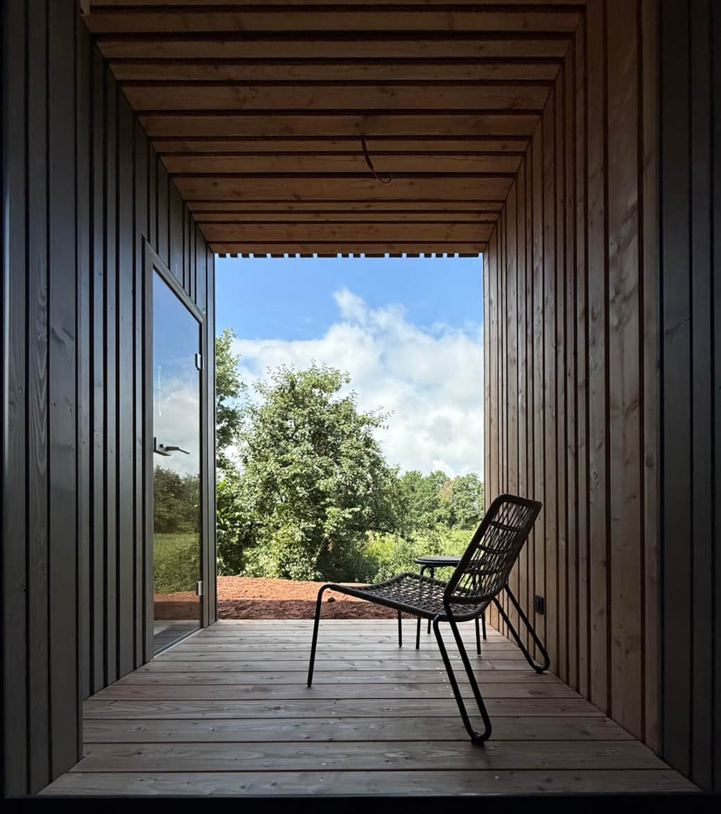 Geschützte Terrasse mit Sauna im Erdgeschoss