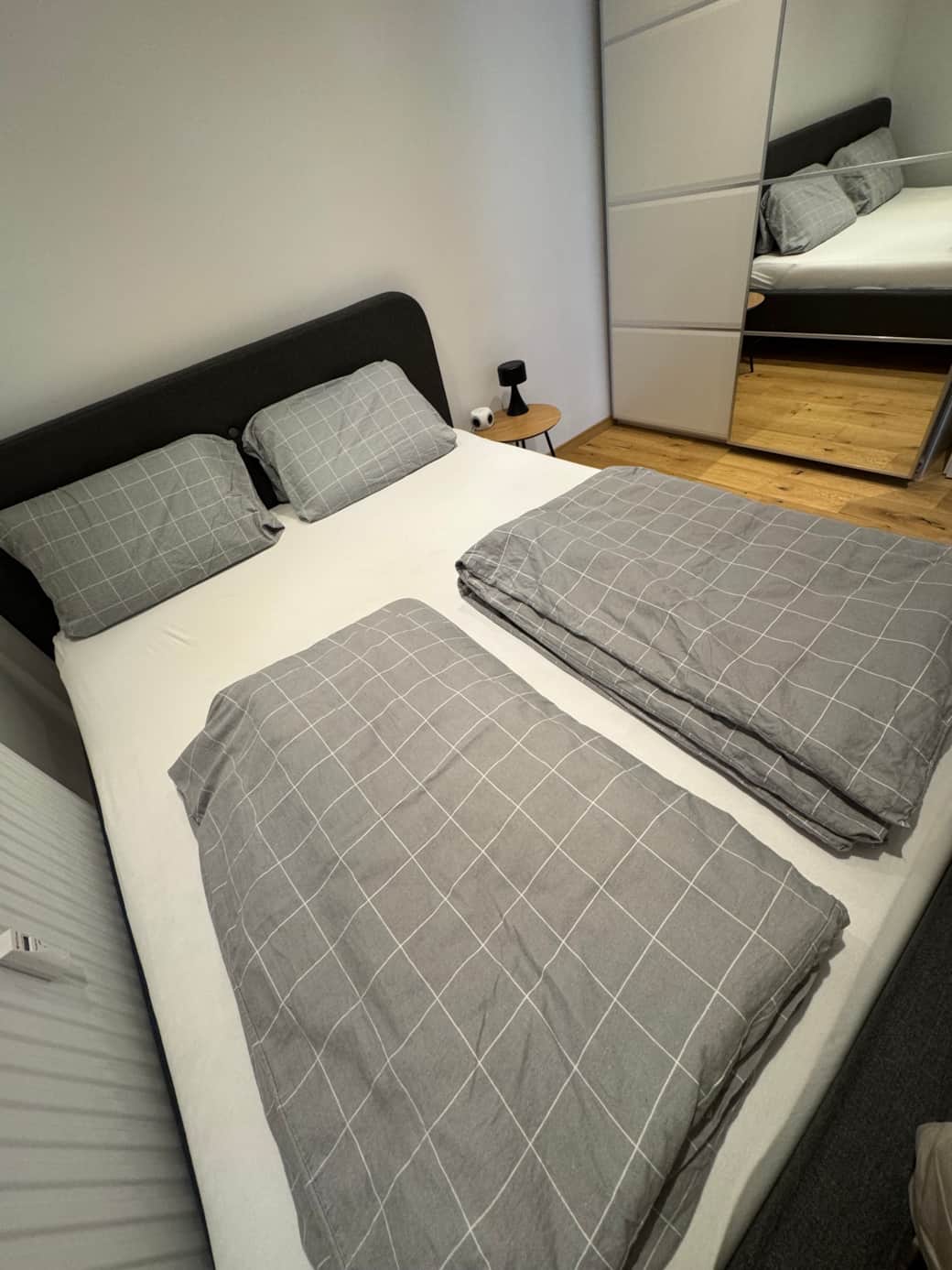 Schlafzimmer Bett Kleiderschrank