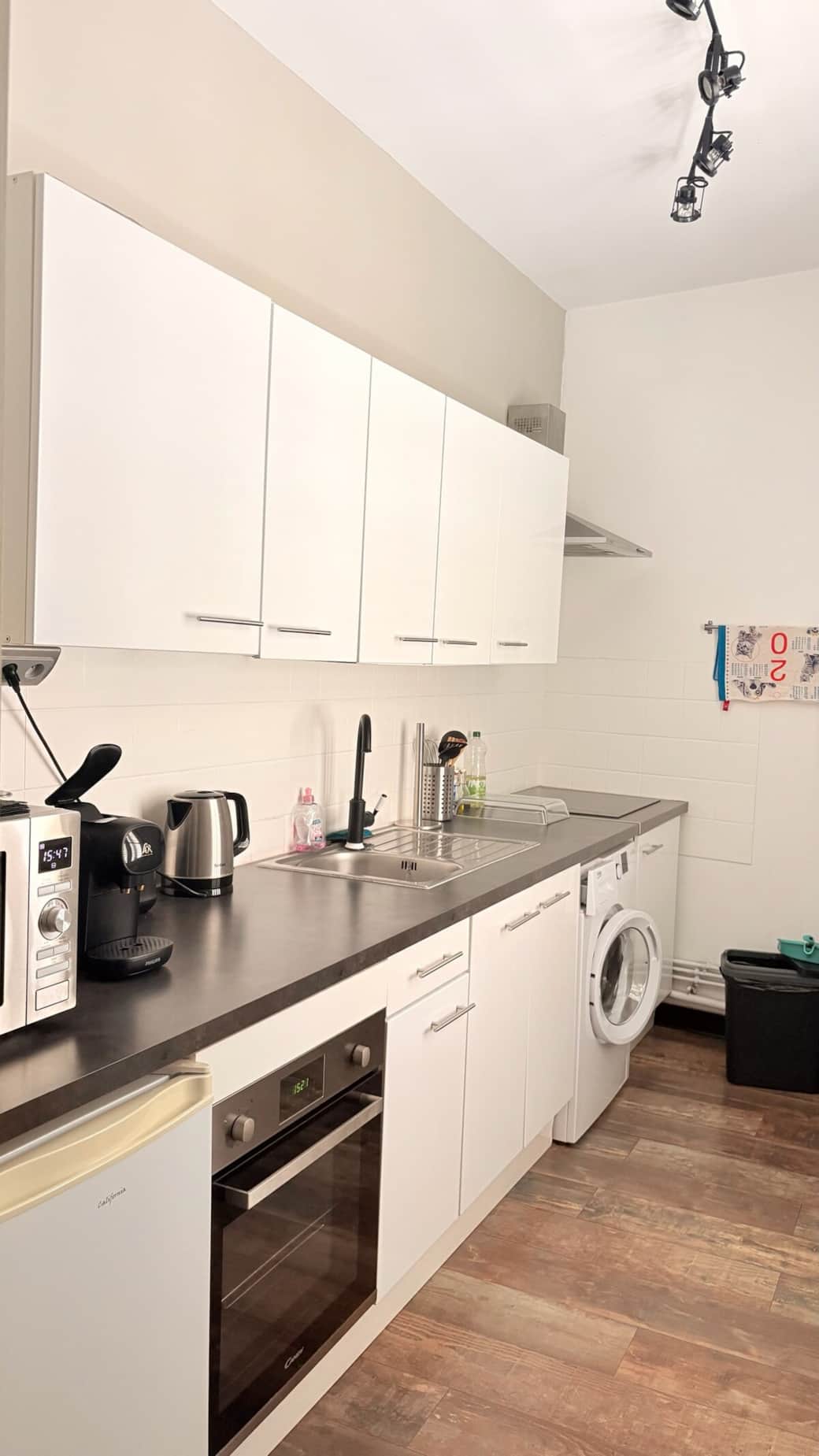 Une cuisine entièrement équipée avec tout le nécessaire pour votre séjour : four, micro-ondes, cafetière, lave-linge et les équipements du quotidien.
