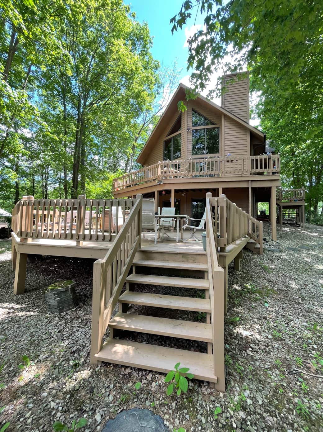 Chalet-style home with 2 decks facing Lake 