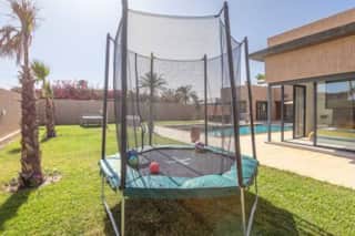 Villa Sanna, élégante avec piscine, jacuzzi & jeux — photo 9