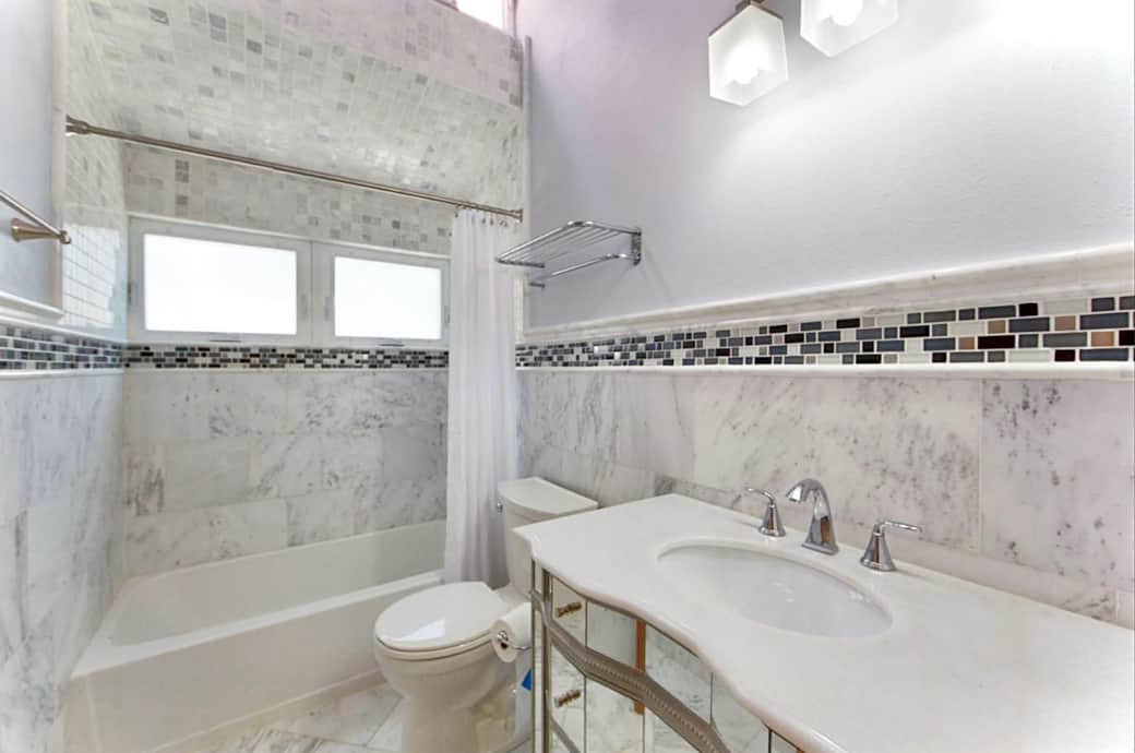 Shared bathroom for bedroom 2 and 3