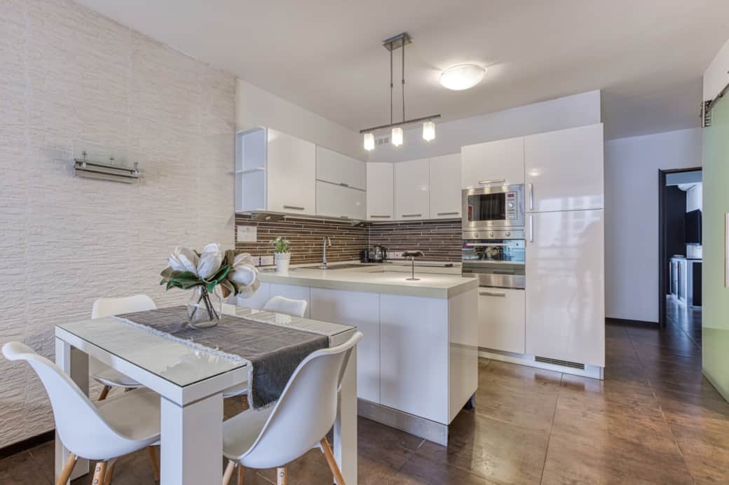 Bright open-plan studio with fully equipped kitchenette and dining space