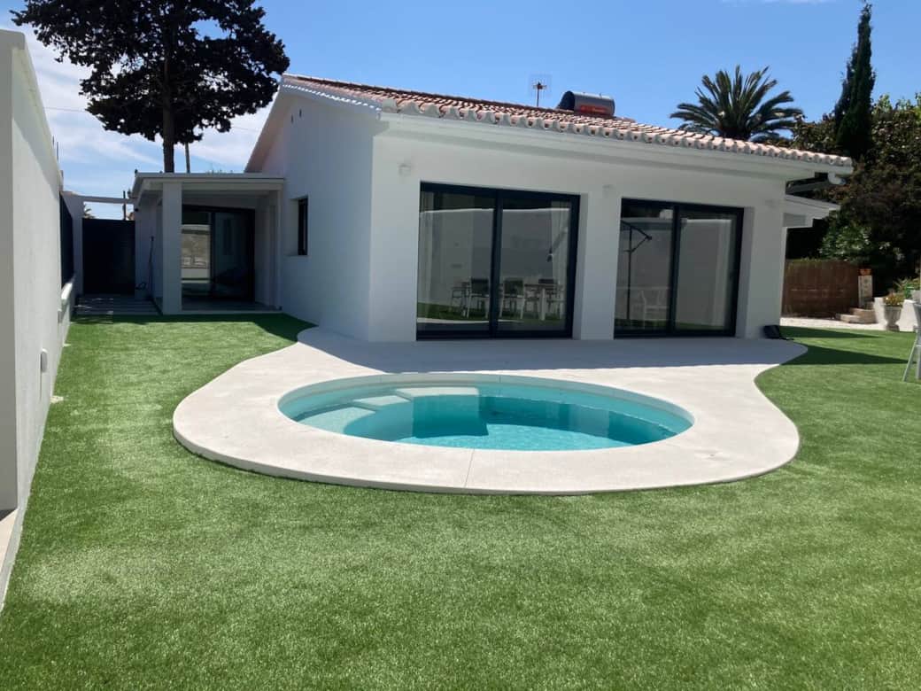 Jardín con piscina privada