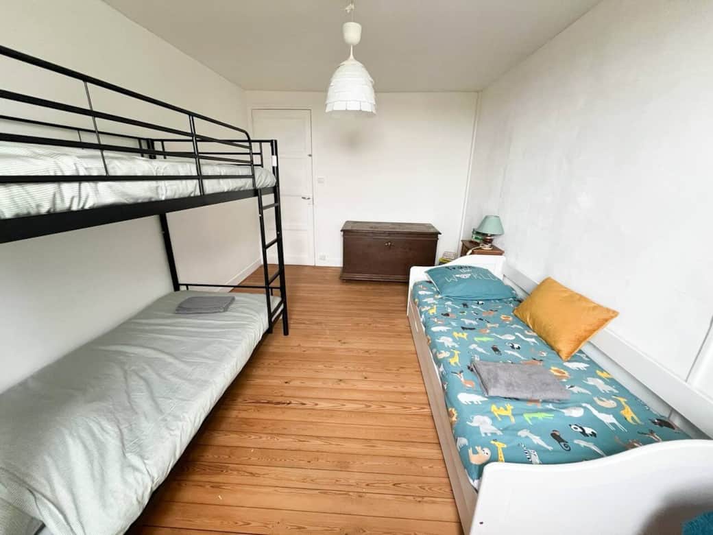 Chambre avec un lit superposé, un lit gigogne