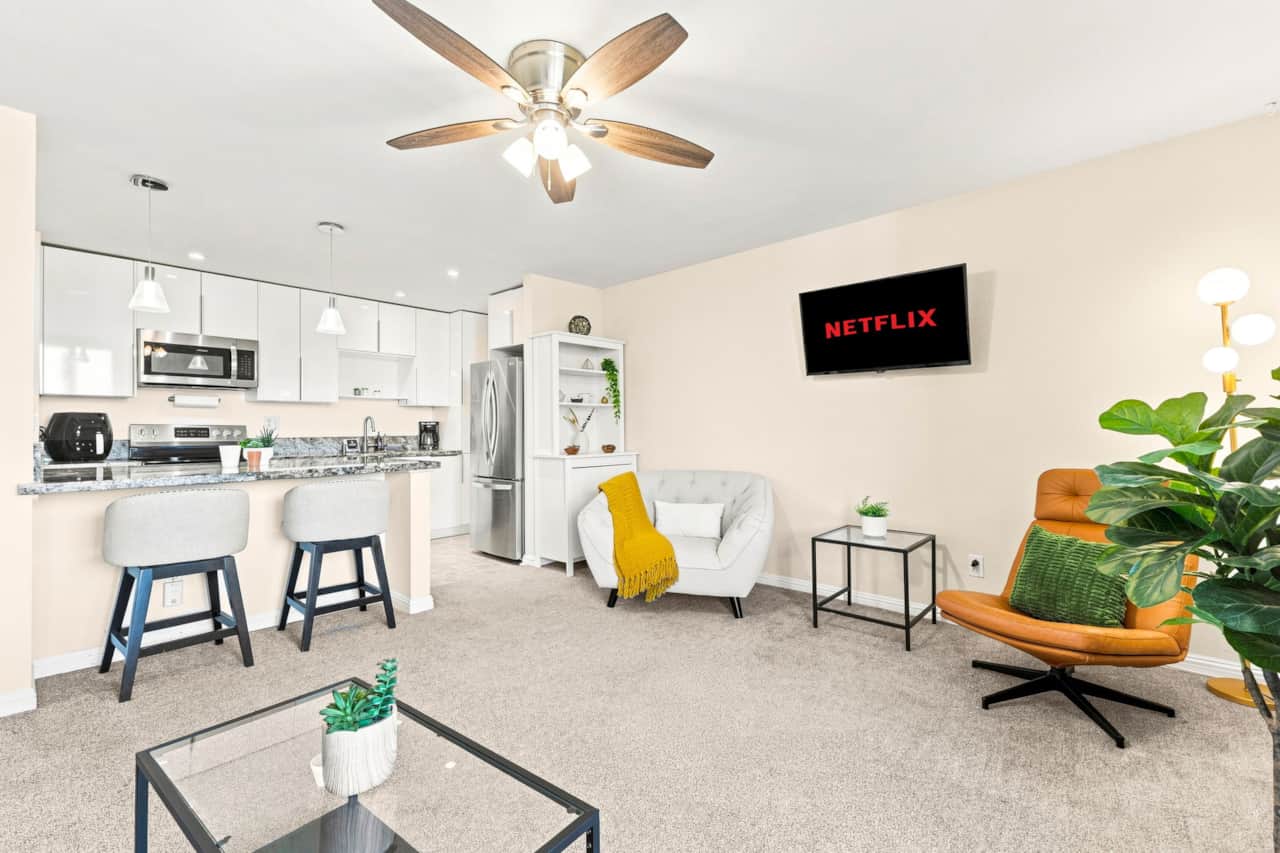 Fully Equipped Kitchen w/ Breakfast Bar