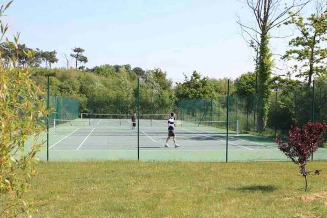 2 terrains de tennis, sur réservation.(sans supplément)