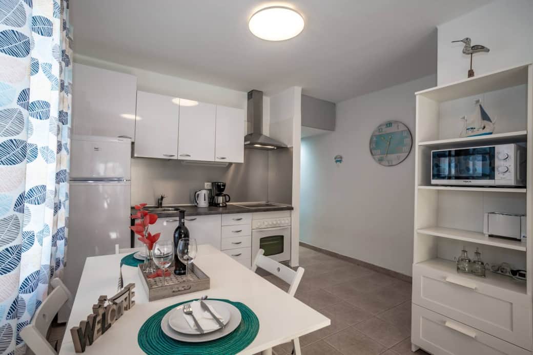 Salón y Cocina, equipada con microondas, tostadora, hervidor de agua, cafetera, nevera, horno y utensilios. 