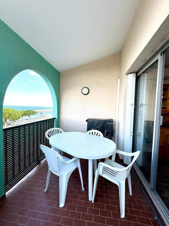 Loggia couverte avec table et chaises, idéale pour vos repas ou apéritifs face à la mer. Profitez d’une vue dégagée sur le port d’Argelès, admirez les feux d’artifice estivaux du mercredi et partez découvrir Collioure et l’Allée des Pins à proximité.