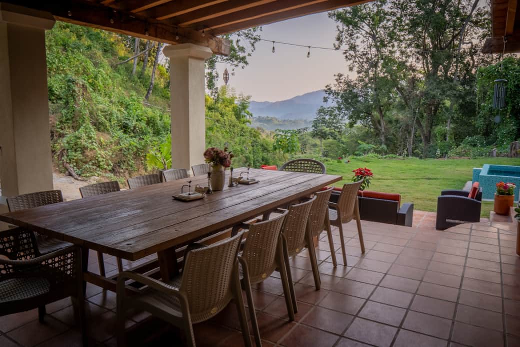 Mesa y sala exterior