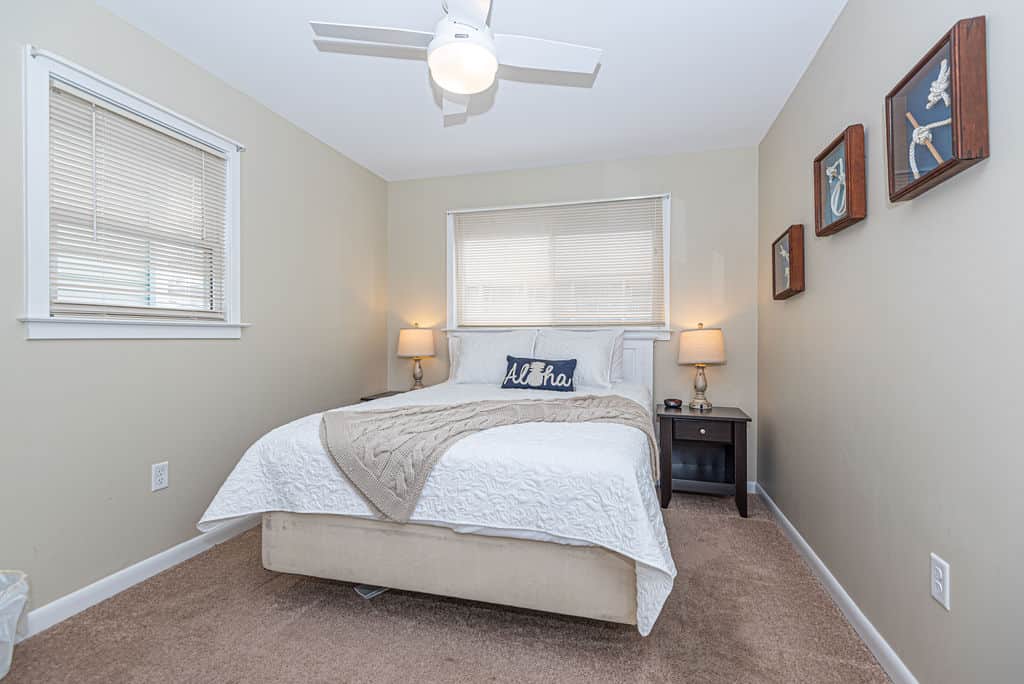 Queen size bed, both lamps are touch lights, w/both USB & plug outlets