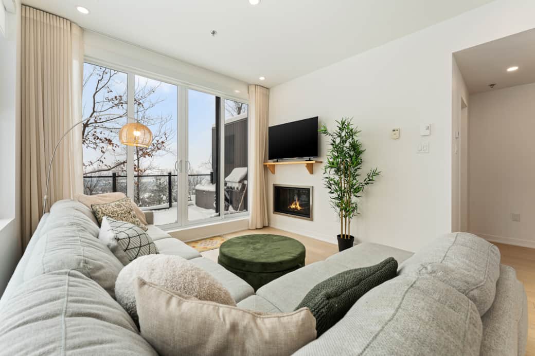 Salon lumineux et chaleureux