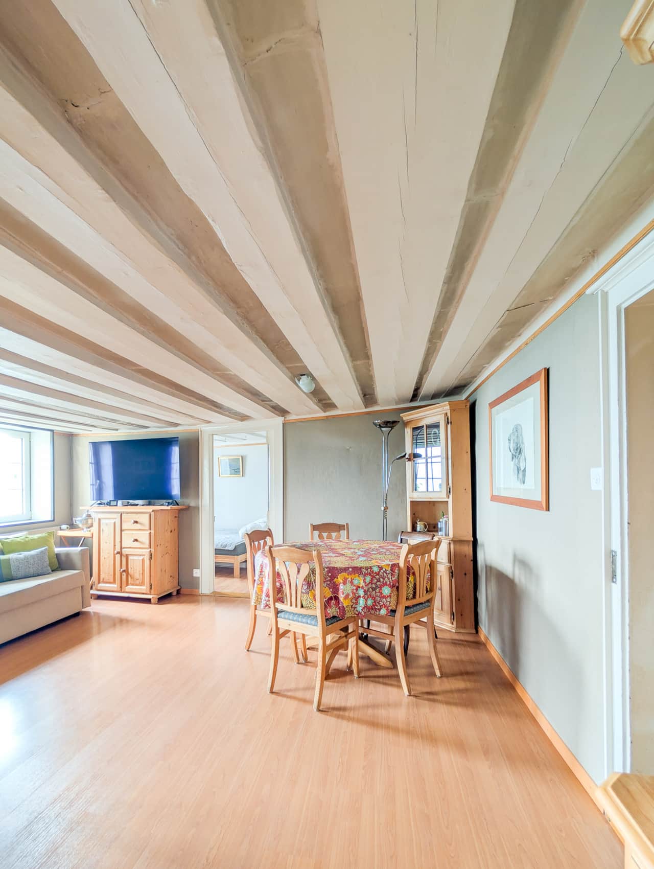 Espace repas convivial, parfait pour partager vos repas en famille ou entre amis.