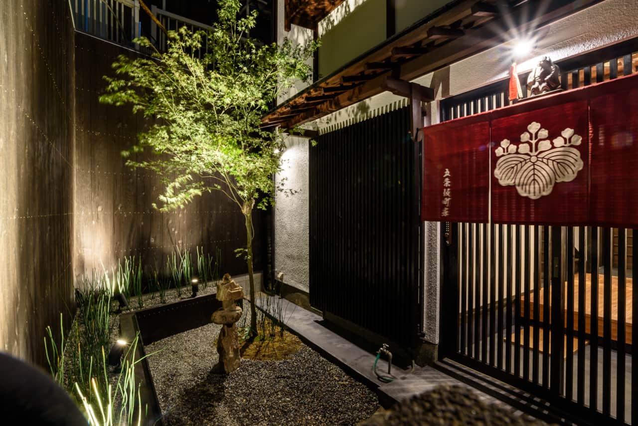 Arrivée au Gojozaka Machiya, le jardin de devant illuminé.
