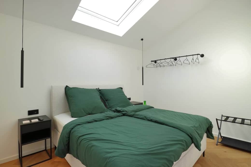 Schlafzimmer mit Kingsize Bett, Smart-TV mit Netflix, Kleiderstange und Kofferablage