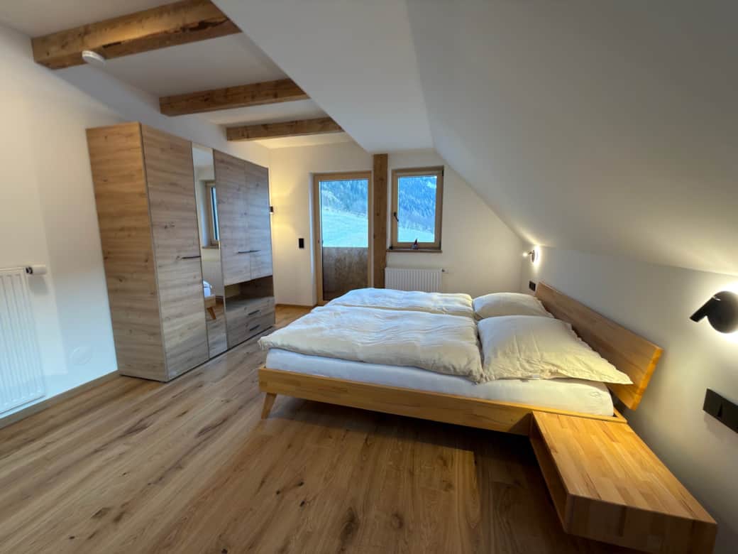 Alle sechs Schlafzimmer sind mit massiven Doppelbetten und Parkettböden aus Wildeiche ausgestattet.