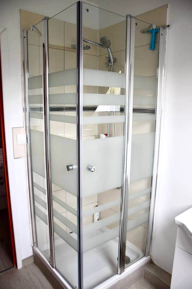 La salle de bain privative, directement accessible depuis votre chambre, est équipée d'une douche, avec lavabo et WC. 