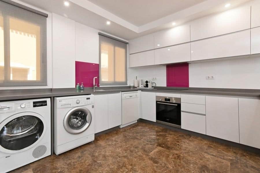 Cuisine avec lave-linge, séchoir, four