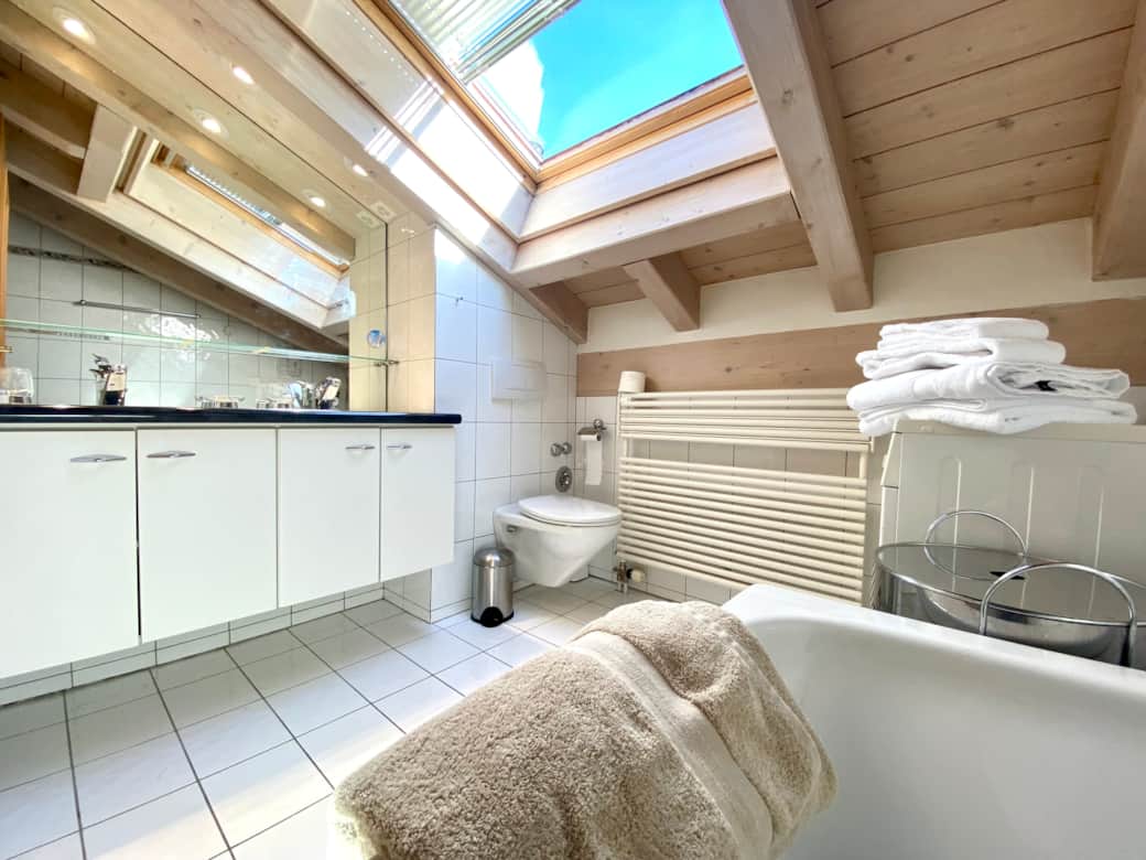 Hauptbad mit Badwanne, Waschmaschine und Doppellavabo Hauptbad mit Badwanne, Waschmaschine und Doppellavabo