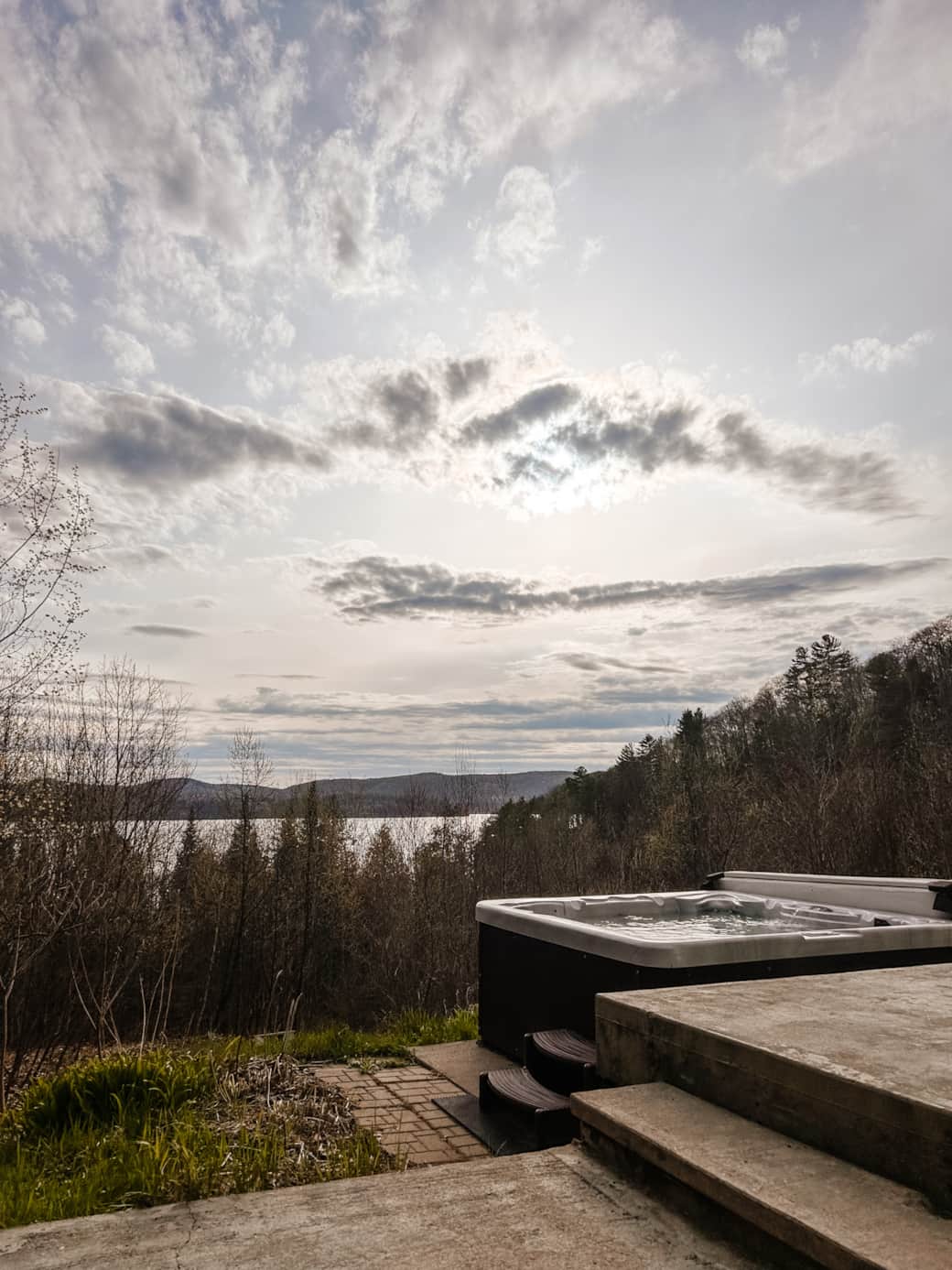 Hot tub with a view of Lake Simon