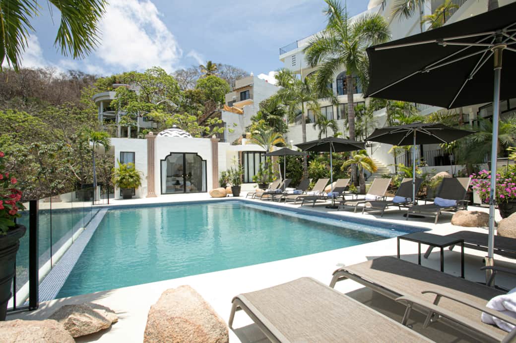Casa Valerie's infinity pool and deck