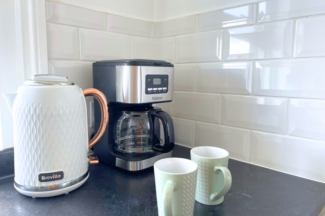 Filter coffee machine with timer function and fully stocked tea & coffee