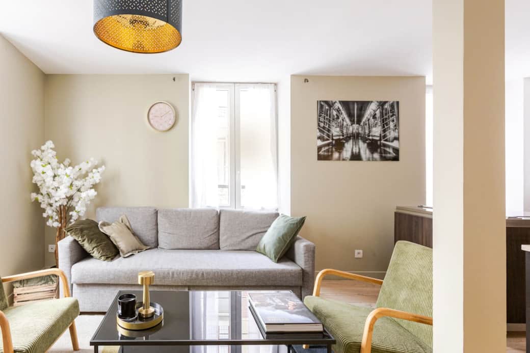 Salon chaleureux avec canapé confortable, idéal pour se détendre devant la TV connectée. Salon chaleureux avec canapé confortable, idéal pour se détendre devant la TV connectée.