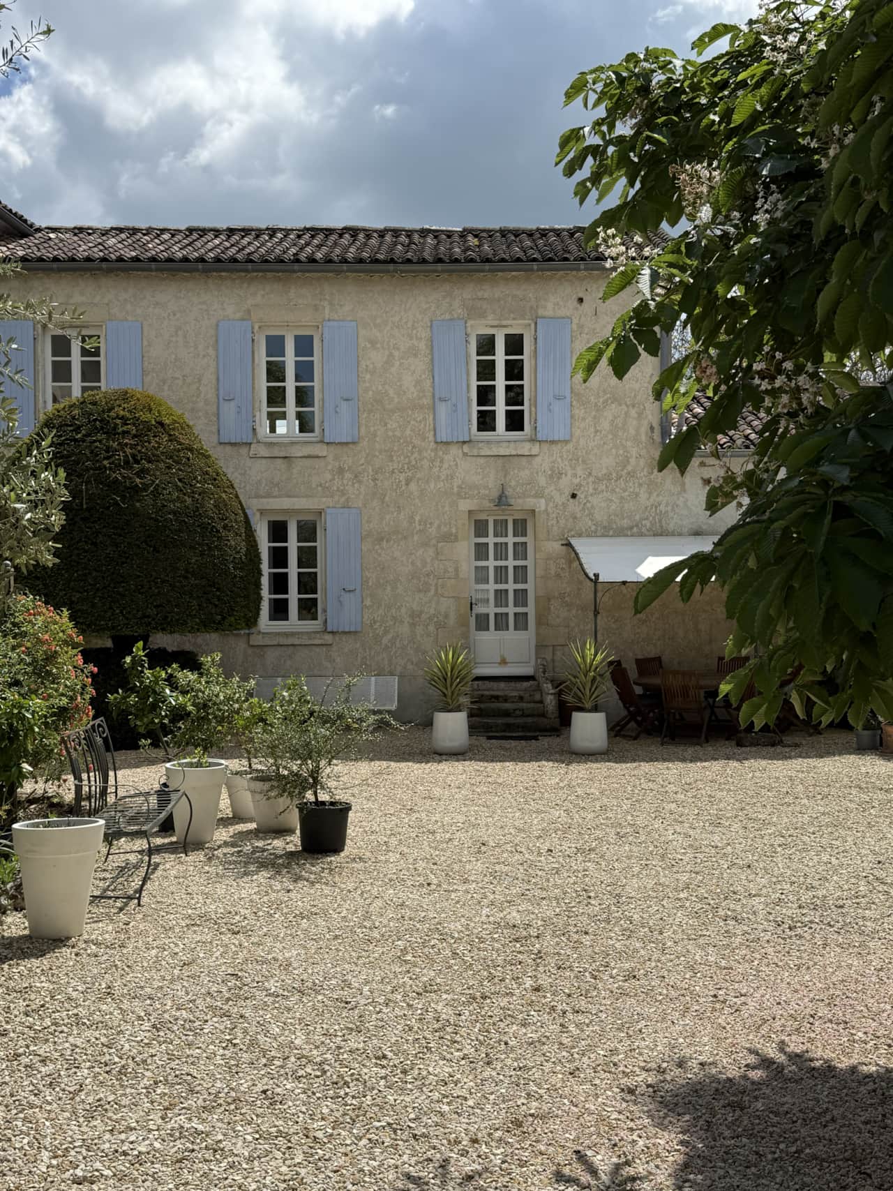 Vorderseite des Hauses mit Terrasse und eigenem Hof