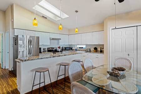  Open concept kitchen & dining 
